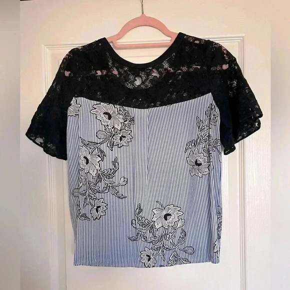 Blue floral rayon and black lace top with ruffle butterfly sleeves - Picture 2 of 7